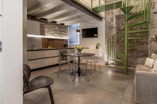 Vicolo dei Duelli Industrial Green Apartment
