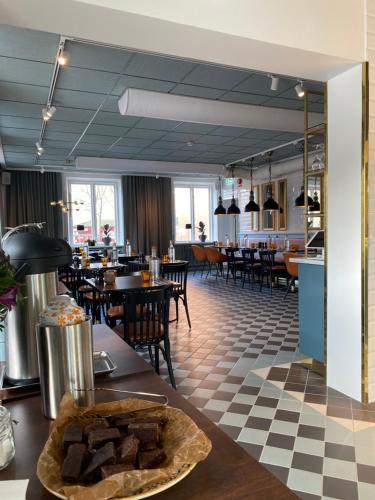 restauracja z talerzem jedzenia na stole w obiekcie Hotell & Bistro Rödesund w mieście Karlsborg