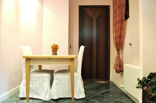 ヴェネツィアにあるVenice Dose Suiteのテーブルと椅子、テーブルとドア