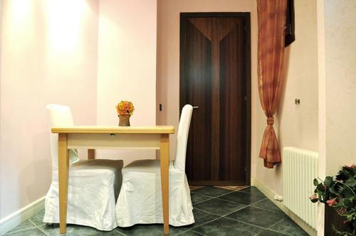stół i krzesła ze stołem i drzwiami w obiekcie Venice Dose Suite w Wenecji