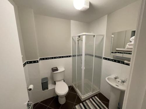 y baño con ducha, aseo y lavamanos. en Apartment , Centre Carrick-On-Shannon, en Carrick on Shannon