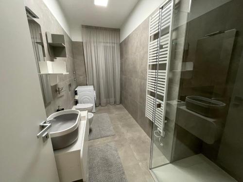 łazienka z umywalką i toaletą w obiekcie Adriatico Luxury Apartments w mieście Civitanova Marche