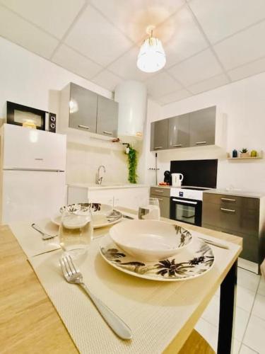 Dapur atau dapur kecil di Savana Lodge, Wi-Fi, Parking Privé et Calme, Sortie 12 ChanaS