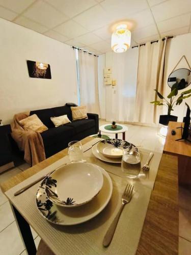 Ruang duduk di Savana Lodge, Wi-Fi, Parking Privé et Calme, Sortie 12 ChanaS