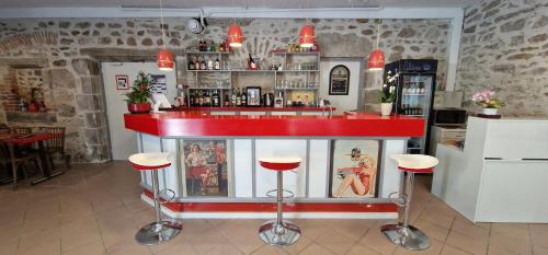 Ο χώρος του lounge ή του μπαρ στο Chambres d'hôtes Les Lits des Fées