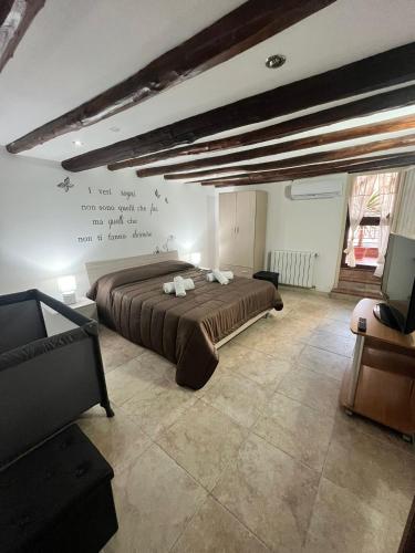- une chambre dotée d'un lit et d'un mur avec écriture dans l'établissement House del corso, à Palerme