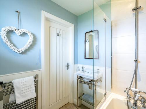 a bathroom with a heart decoration on the wall at Atlantis in Polzeath