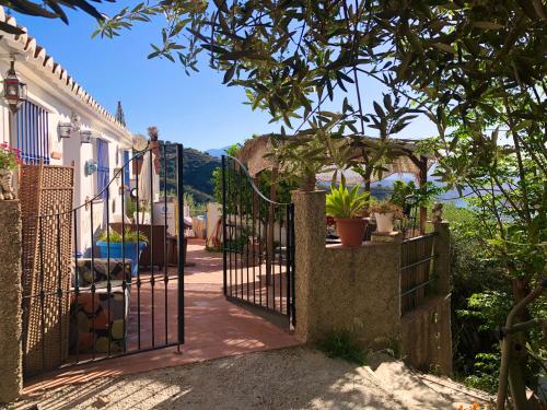 ein Tor zu einem Haus mit Pflanzen darauf in der Unterkunft Casa Ganesha in Comares