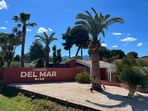 un panneau indiquant un bâtiment del mar avec des palmiers dans l'établissement Mobil home Petit Paradis, 6 personnes, Bord de mer, Camping Del Mar Village, à Argelès-sur-Mer