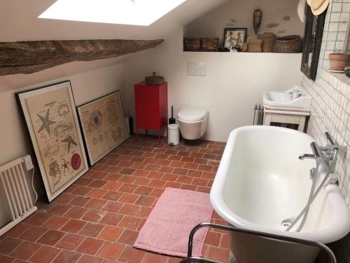 ein Badezimmer mit einem Waschbecken und einer Badewanne in der Unterkunft Superbe maison familiale proche lacs et canal in Beurizot