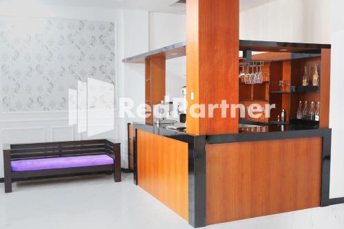 a bar with a purple bench in a room at Edotel Syariah Nilam Sari Mitra RedDoorz in Pekanbaru