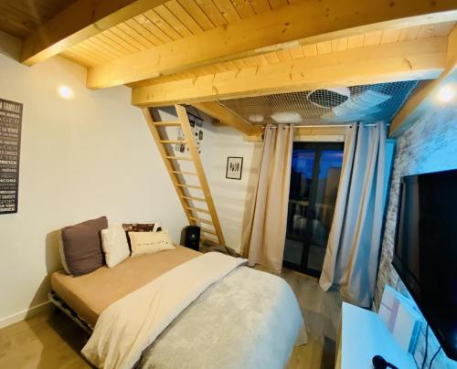 - une chambre avec une mezzanine et une échelle dans l'établissement La Villa Majo, à Quiberon