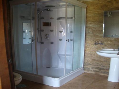La salle de bains est pourvue d'une douche et d'un lavabo. dans l'établissement House 2 Bedrooms 3474, à Muxía