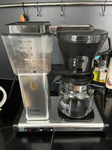 a blender sitting on top of a counter at Hienoa talo porealtaalla lähellä Helsinkiä ja lentokenttää in Tuusula