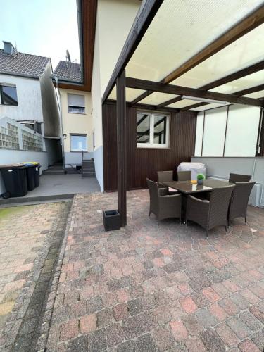 a patio with a table and chairs and a building at Shivas Ferienwohnung in Goch
