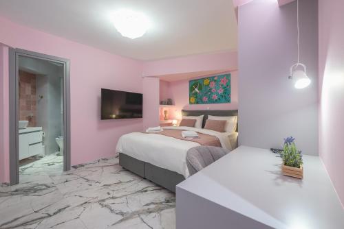 um quarto com uma cama king-size e uma casa de banho em The Courtyard Oasis em Atenas