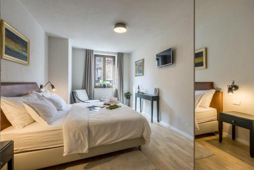 Pokój hotelowy z łóżkiem i biurkiem w obiekcie Leonis Restaurant & Rooms w Splicie