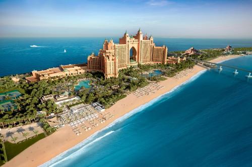 una vista aérea de un complejo en la playa en Atlantis, The Palm, en Dubái