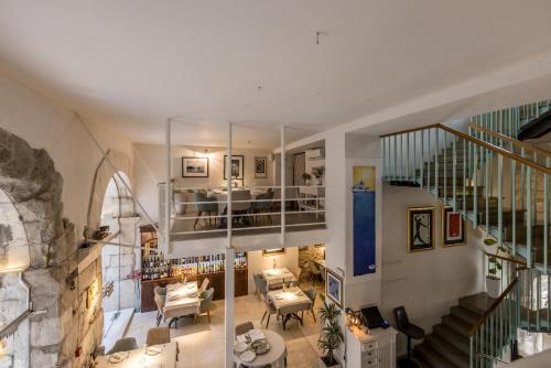 een kamer met een trap en een woonkamer bij Leonis Restaurant & Rooms in Split
