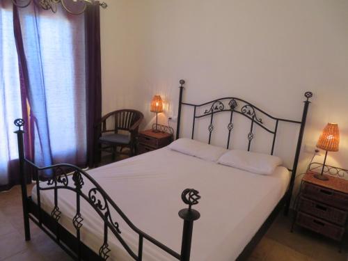 una camera con un letto e due lampade e una sedia di La dorada 8 a Torroella de Montgrí