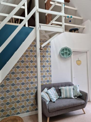 Photo de la galerie de l'établissement L'Aupinouse Chambre double ( ou triple ) Bouton d'Or avec salle d'eau privative, à La Suze-sur-Sarthe