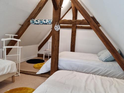 Zimmer im Dachgeschoss mit 2 Betten und einer Leiter in der Unterkunft L'Aupinouse Chambre double ( ou triple ) Bouton d'Or avec salle d'eau privative in La Suze-sur-Sarthe
