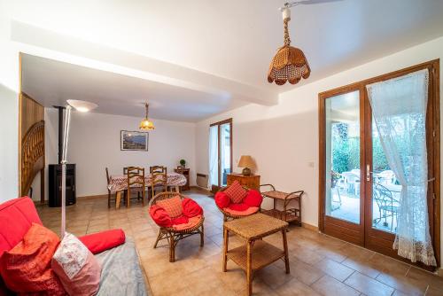 un salon avec un canapé, des chaises et une table dans l'établissement Chez Colette - Maison proche plage pour 8, à Argelès-sur-Mer