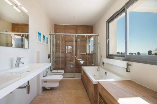 y baño con 2 lavabos, aseo y ducha. en Villa Athos - PlusHolidays, en Calpe