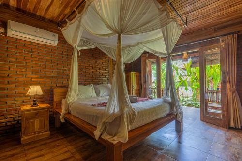 Tempat tidur dalam kamar di D'jineng Rice Terrace Canggu