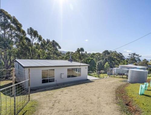 Adventure BayにあるThe Shack on Francisの木の小さな白屋
