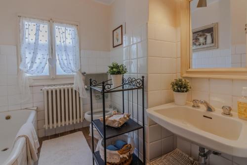 W łazience znajduje się umywalka, wanna i umywalka. w obiekcie Villa Margherita by Wonderful Italy w mieście Civenna