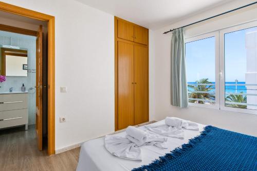 1 dormitorio con 1 cama y vistas al océano en Apartamento Arenal 7 - PlusHolidays, en Calpe