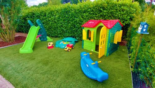 a childs play area with toys on the grass at [Veluwe] Chalet De Rode Vos, 2-6p 60m2! Gezinspark! in Voorthuizen
