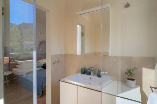 a bathroom with a white sink and a mirror at Villa Anouk in Pitve