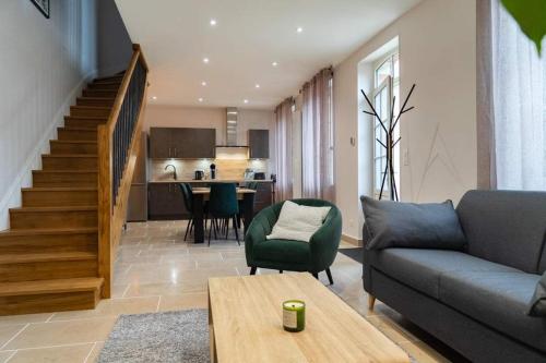 un salon avec un canapé et une table dans l'établissement La Ferme de Bacchus, à Hautvillers