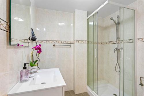 カルプにあるApartamento Arenal 6 - PlusHolidaysのバスルーム(洗面台、ガラス張りのシャワー付)