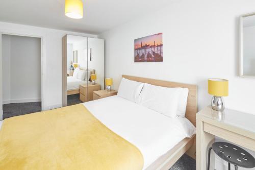 Кровать или кровати в номере Host & Stay - Bridge House Court Apartments