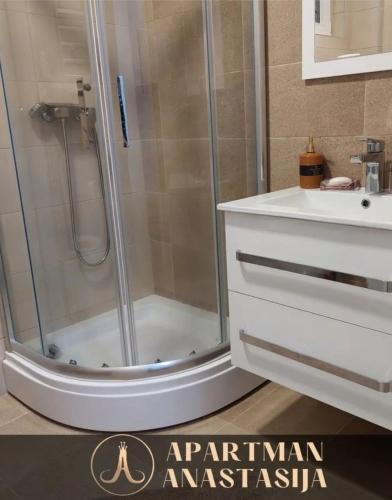 a bathroom with a shower with a sink and a toilet at Apartman Anastasija Vrnjačka Banja in Vrnjačka Banja