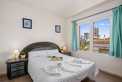 um quarto com uma cama grande e uma janela em Apartamento Arenal 5 - PlusHolidays em Calpe