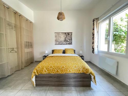 um quarto com uma cama e uma grande janela em Villa Premium 3 étoiles sur Terrain clos de 300 M2 em Bagnols-sur-Cèze
