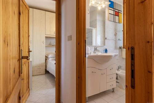 A bathroom at Lido degli Estensi Terrace Apartment