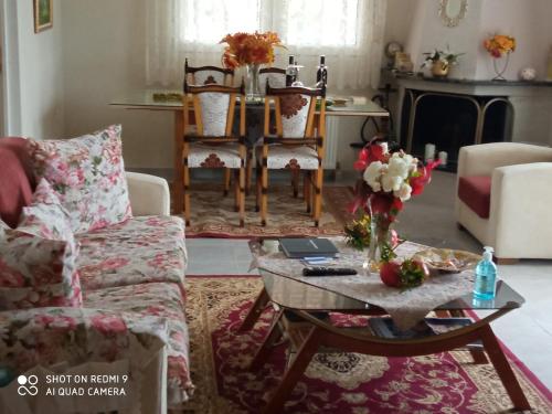 a living room with a couch and a coffee table at BELLA-CAZA in Mákri