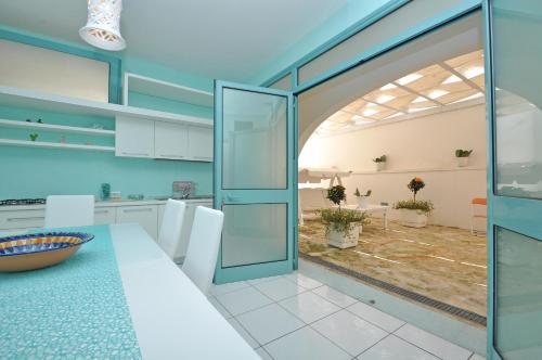 A bathroom at Villa Esador by BarbarHouse