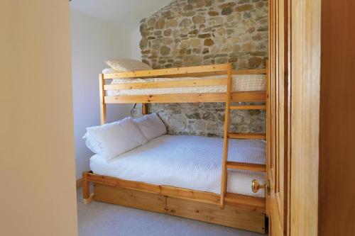 a couple of bunk beds in a room at Pen Dragon - 2 Bedroom Cottage - Pen-Clawdd in Gowerton