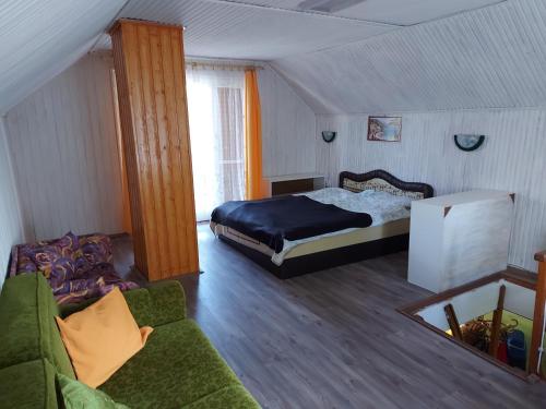 1 dormitorio con 1 cama y 1 sofá en una habitación en Vár-Lak, en Borgáta