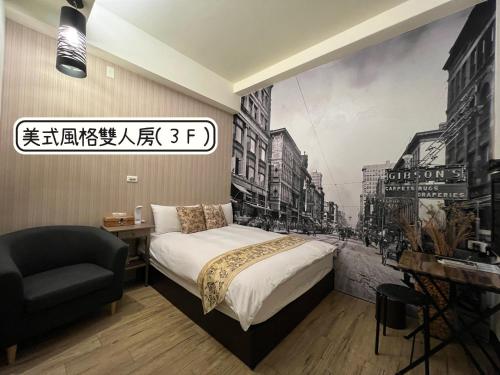 花蓮市的住宿－秋合民宿，一间卧室配有床和壁画