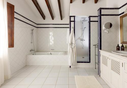 Baño blanco con bañera y lavamanos en Finca Can Coll Boutique Country House - Adults Only en Sóller