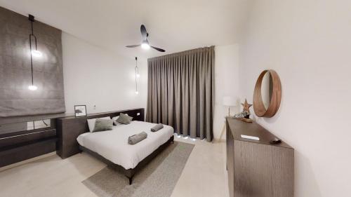 En eller flere senge i et værelse på SERENE - Infinity Cview pool - 4 bedrooms Luxury Penthouse