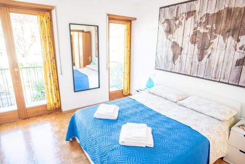 ein Schlafzimmer mit einem blauen Bett und Handtüchern darauf in der Unterkunft Arcolovers in Arco