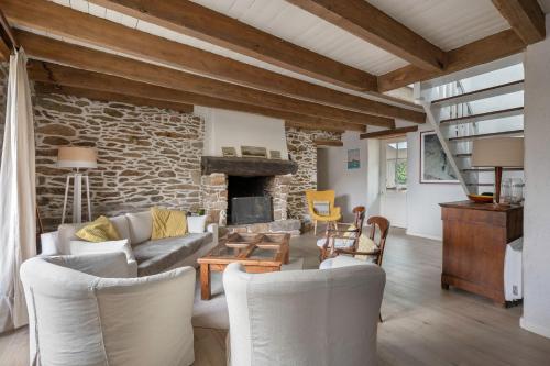 un salon avec un canapé et une cheminée dans l'établissement Superbe maison pour 10 personnes à Sarzeau, à Sarzeau